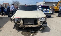 Eskişehir’de ara sokak çarpışması: 4 araç birbirine girdi