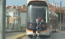 Tramvaya tutunan patenli çocukların tehlikeli yolculuğu kamerada
