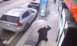 Kaldırımda Yürüyen Adamın Başına Cam Düştüğü Anlar Kamerada