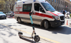 Kıbrıs Şehitleri Caddesi'nde otomobil scootera çarptı