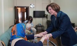 Ayşe Ünlüce mahalle sakinlerinin evlerine konuk oldu