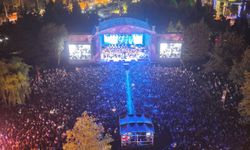 Uluslararası Eskişehir Porsuk Festivali Mor ve Ötesi Konseriyle Sona Erdi