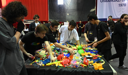 Türkiye'nin en çirkin robotları sahneye çıktı