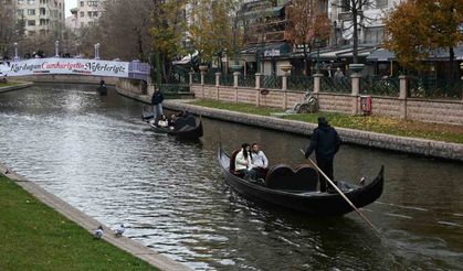 Soğuk Havalara Rağmen Turistler Porsuk Çayı’nda Gondol Keyfinden Vazgeçmedi