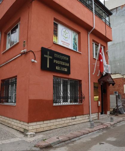 Eskişehir'de kiliseye zorla girmeye çalışan alkollü şahıslar tutuklandı