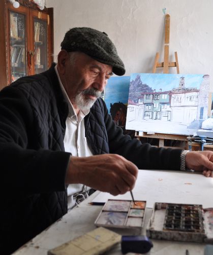 30 yıl içerisinde 400'den fazla yaptığı resimle evini atölyeye çevirdi