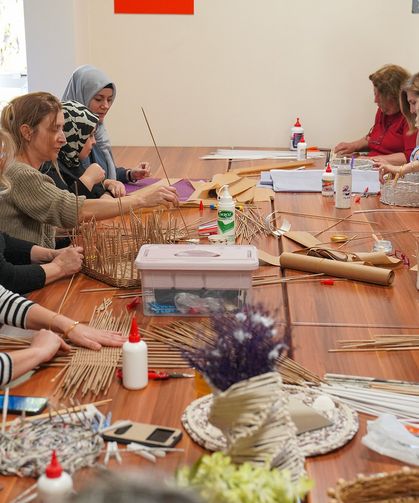 Eskişehir'de atık kağıtları sanata dönüştürüyorlar