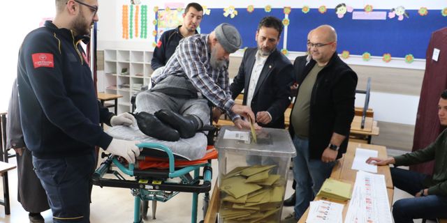 Eskişehir'de 87 yaşındaki Mustafa amca oy kullanmaya ambulansla geldi
