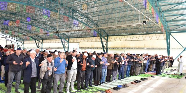 İnönü'de binlerce kişi yağmur duası için toplandı