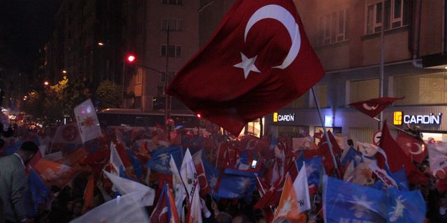 Binlerce kişi AK Parti Eskişehir İl Başkanlığı önünde zafer kutlaması yaptı