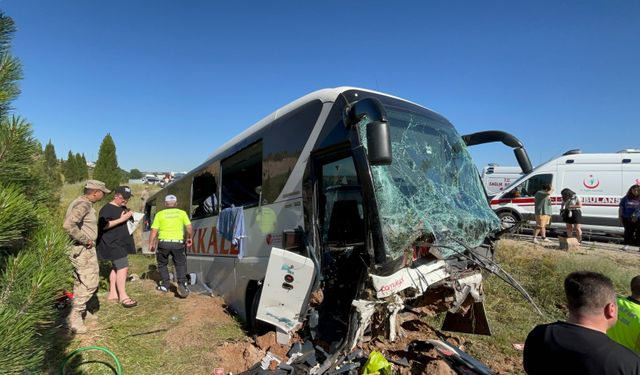 Kaza yapan yolcu otobüsünde ağır yaralanan muavin hayatını kaybetti