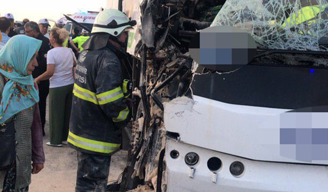 Yolcu otobüsü tıra çarptı: 22 kişi yaralandı