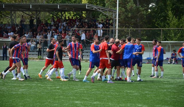 Eskişehir derbisinde saha içi karıştı!