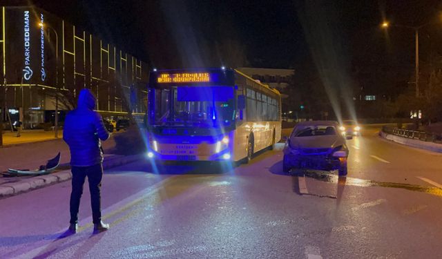 Virajı alamayan otomobil belediye otobüsüne çarptı