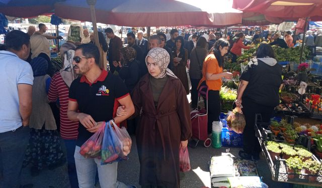 Semt pazarlarında Ramazan Bayramı yoğunluğu