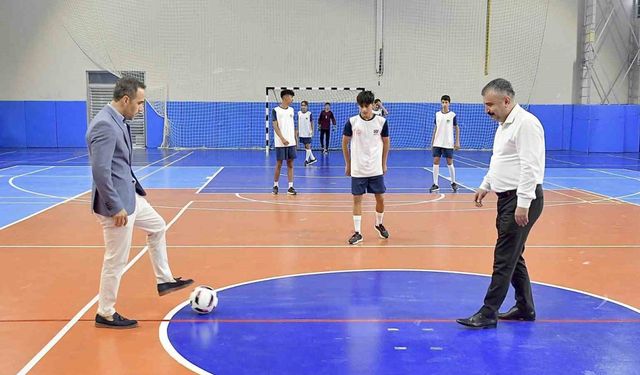 Eskişehir'de futsal turnuvası il müdürlerinin vuruşuyla başladı