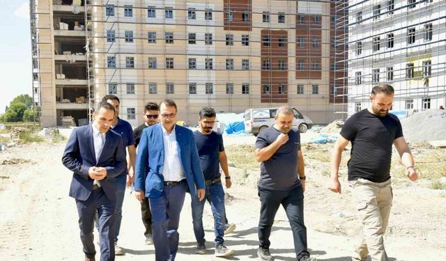 Fatih Dönmez, Eskişehir’de yapımı devam eden KYK yurdunun inşaatını ziyaret etti