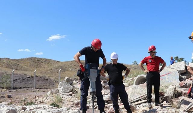 Jandarmaya depremde arama kurtarma eğitimi verildi