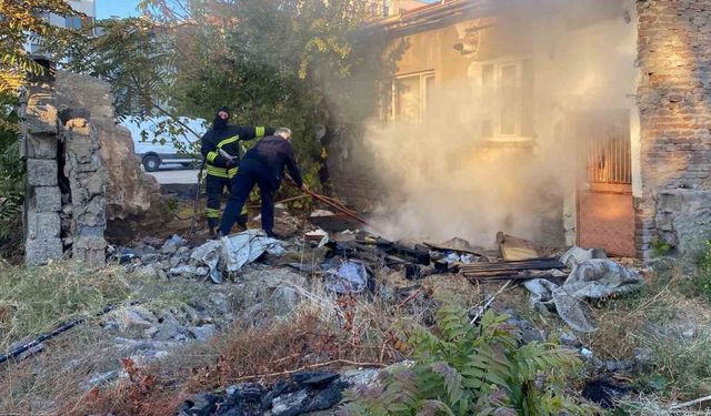 Bahçedeki malzemelerin tutuştuğu yangında maddi hasar oluştu