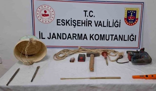 Eskişehir'de kaçak kazı yapan 2 şüpheli suçüstü yakalandı