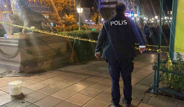 Yanlış anlaşılma yüzünden cadde ortasında bıçaklanan genç ağır yaralandı