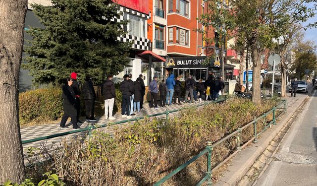 Eskişehir’de sıcak simit kuyruğu: Vatandaşlar soğuk havaya aldırış etmedi