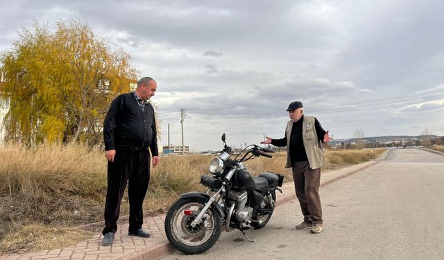 Kaza sonrası bırakılan motosiklete esnaf sahip çıkıyor