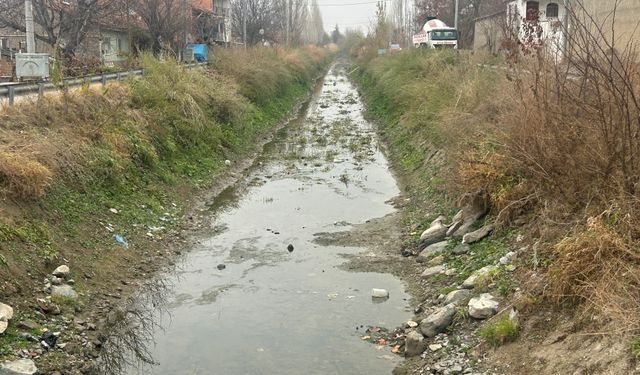 Yeşiltepe’de sulama kanalı çöplüğe döndü