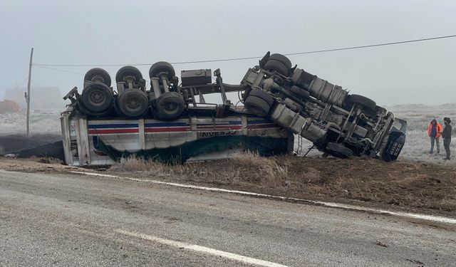 Eskişehir-Alpu yolunda iki araç şarampole devrildi