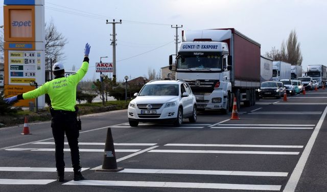 Trafik denetimlerinde 20 bin 949 sürücü kontrol edildi