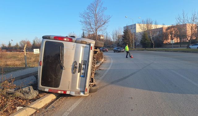 Kontrolden çıkan minibüs devrildi