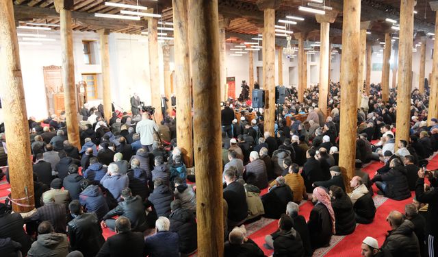 Tarihi Ulu Camii'de Regaip Kandili özel programı ile unutulmaz bir gece