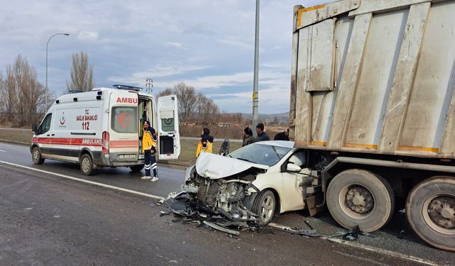 Kırmızı ışıkta bekleyen kamyonlara çarpan otomobilin sürücüsü yaralandı