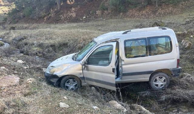 Eskişehir – Afyonkarahisar yolunda trafik kazası: Sürücü hakimiyetini kaybetti araç şarampole uçtu