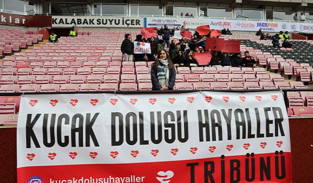 "Kucak Dolusu Hayaller" projesi ile 500’den fazla çocuk Eskişehirspor ile buluştu