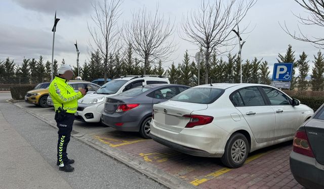 Eskişehir'de hatalı park yapan 241 sürücüye ceza kesildi