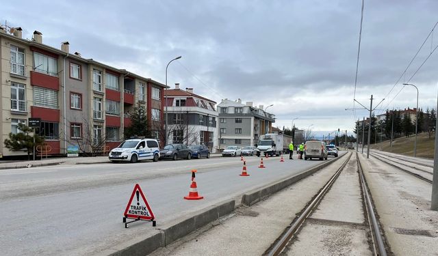 Eskişehir'de trafik denetiminde 102 sürücüye ceza