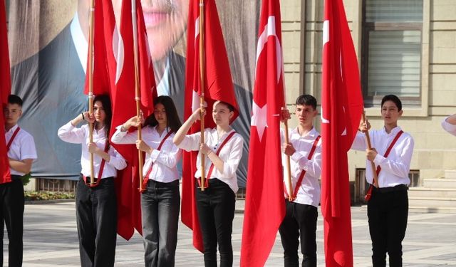 Eskişehir’de 23 Nisan coşkusu çelenk sunma töreniyle başladı