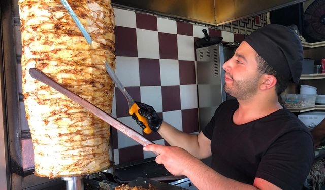 Döner ustaları yazın zorlu koşullarda çalışıyor
