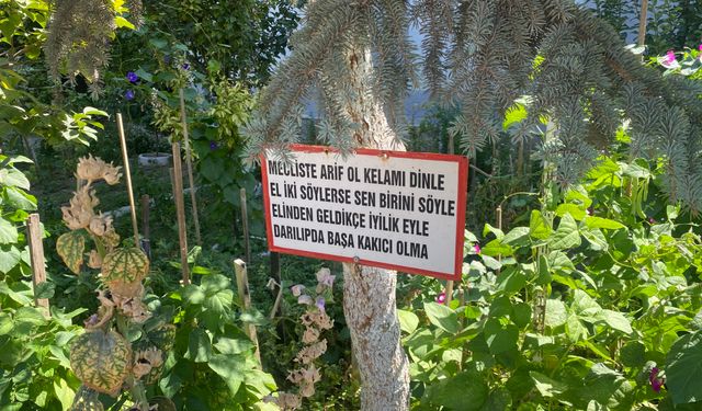 Bayram amcanın bahçeye yerleştirdiği özlü sözler dikkat çekiyor
