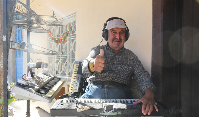 Emekli Etem Karaaslan, Org Çalma Hobisiyle Mahallesine Neşe Katıyor