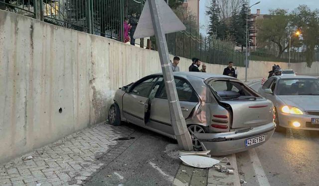 Eskişehir’de otomobil aydınlatma direğine çarptı: Sürücü hafif yaralı