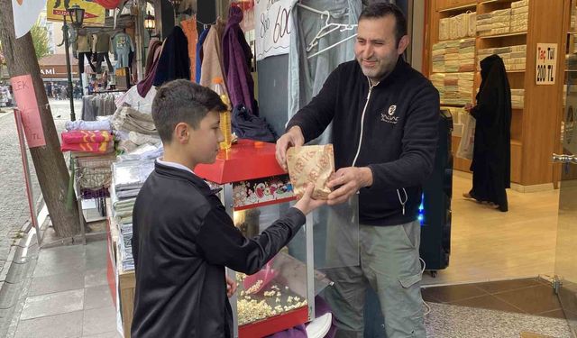 Müşteri çekebilmek için her gün 20 kilo patlamış mısır ikram ediyor