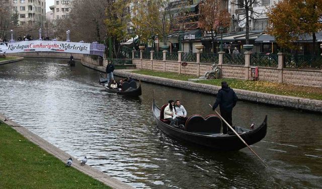 Soğuk Havalara Rağmen Turistler Porsuk Çayı’nda Gondol Keyfinden Vazgeçmedi