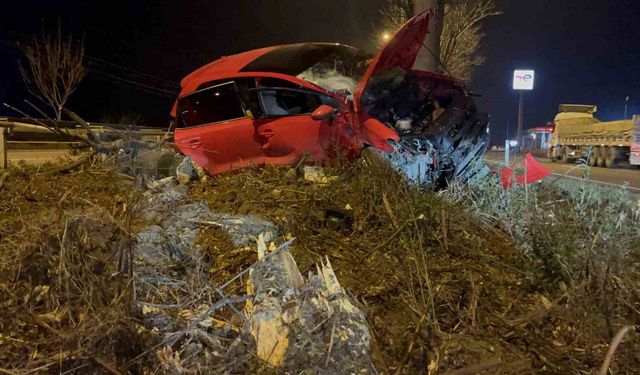 Kontrolden çıkan otomobil refüjdeki ağaçlara çarptı: Sürücü ağır yaralı