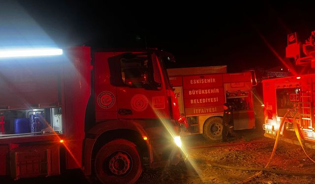 Alpu’da Çiftlik Yangını: Binlerce Saman Balyası Kül Oldu