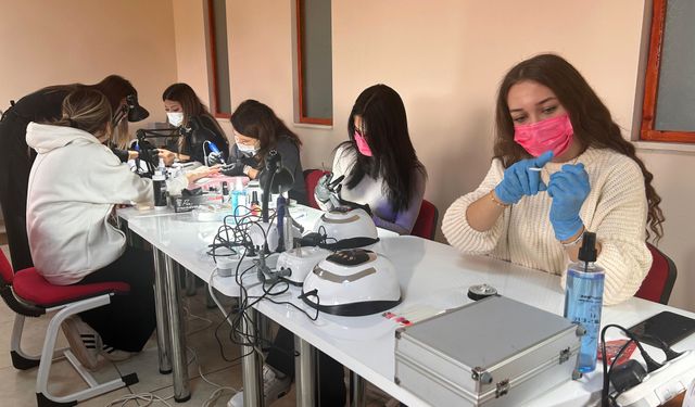 Eskişehir’de Türkiye’nin İlk Kamu Protez Tırnak Atölyesi Açıldı