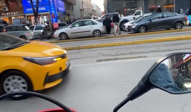 Eskişehir’de Motosiklet Sürücüsünün Tehlikeli Geçişi Kamerada