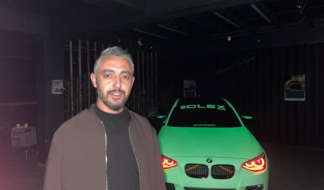 Bu arabanın rengi gündüz farklı gece farklı