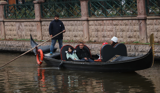 Soğuk Hava Eskişehir’i Vurdu, Porsuk Gondolları İlgi Görmeye Devam Etti
